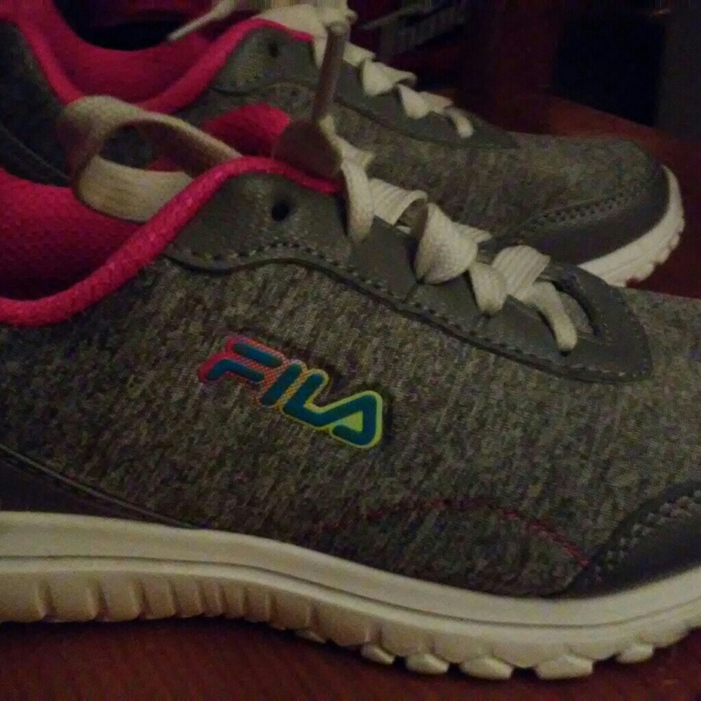 Fila youth tennis shoe