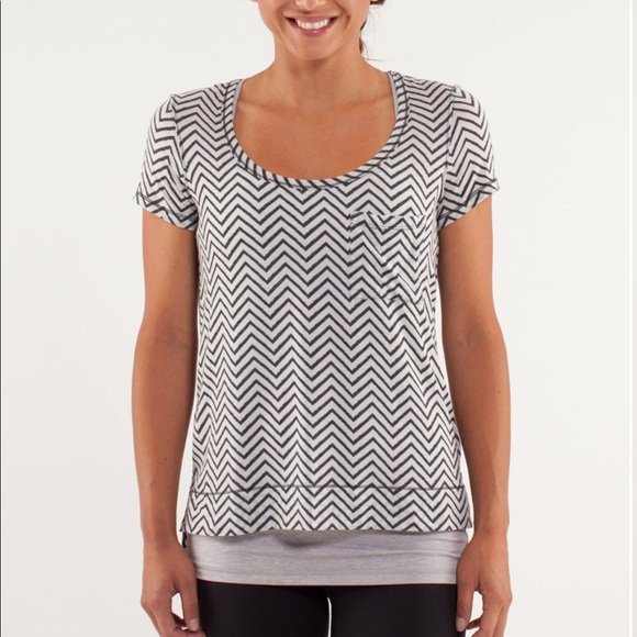 Lululemon Perfect Layer Tee in Chevron Sz 6 - Picture 1 of 7