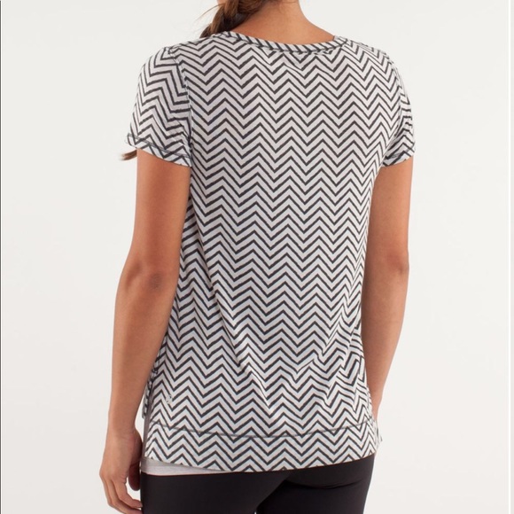 Lululemon Perfect Layer Tee in Chevron Sz 6 - Picture 2 of 7