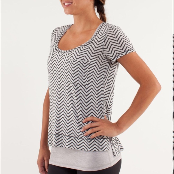 Lululemon Perfect Layer Tee in Chevron Sz 6 - Picture 3 of 7
