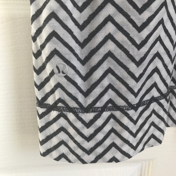 Lululemon Perfect Layer Tee in Chevron Sz 6 - Picture 7 of 7