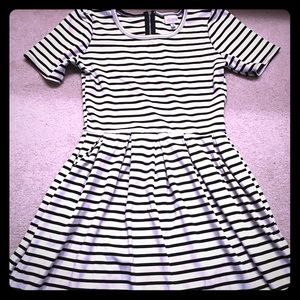 Small black and white LuLaRoe Amelia