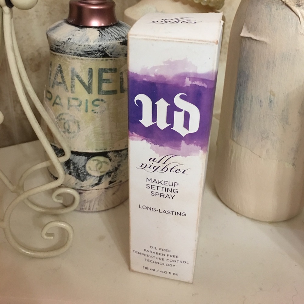 URBAN DECAY NIGHTER MAKEUP SETTING SPRAY
