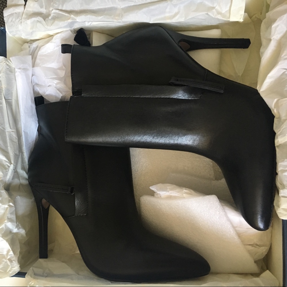 BRAND NEW Pour La Victoire ankle boots with heel