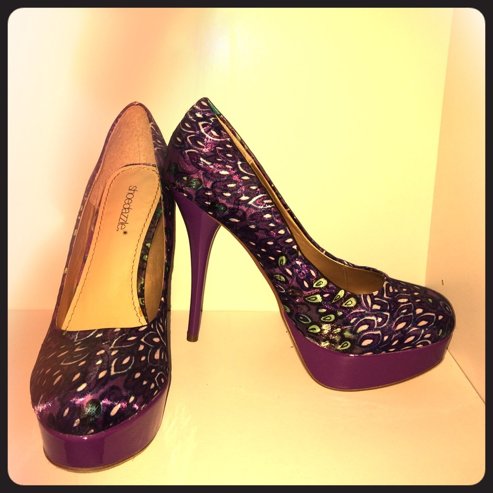 NWOT ShoeDazzle Pumps - size 9, purple peacock