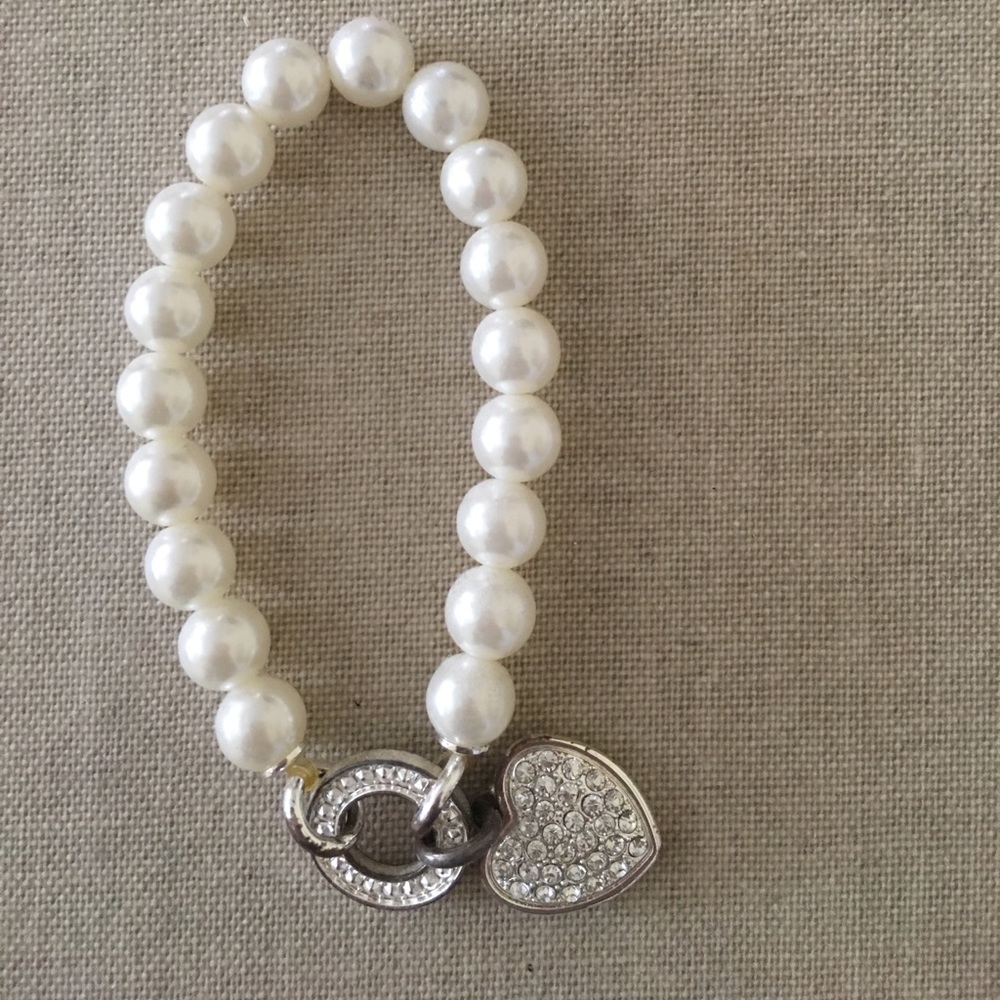 Faux pearl elastic bracelet with heart charm