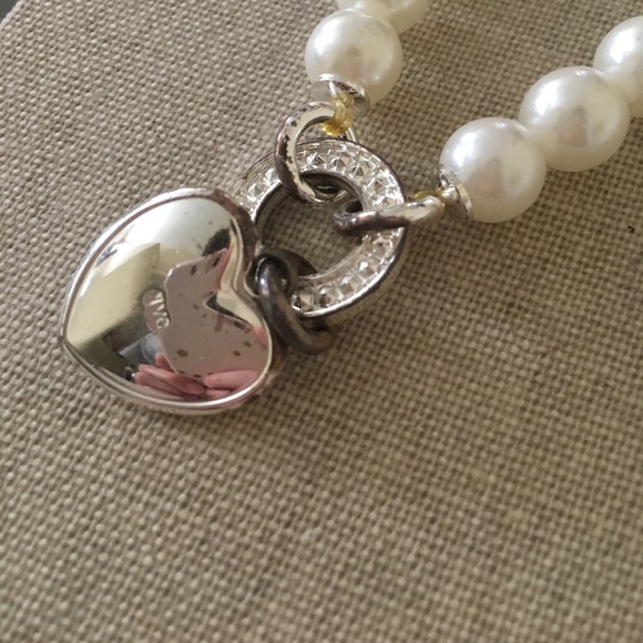 Faux pearl elastic bracelet with heart charm - Picture 2 of 2