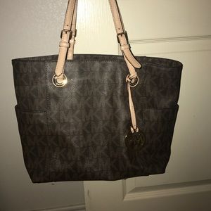Michael Kors Tote purse and wallet. 👜
