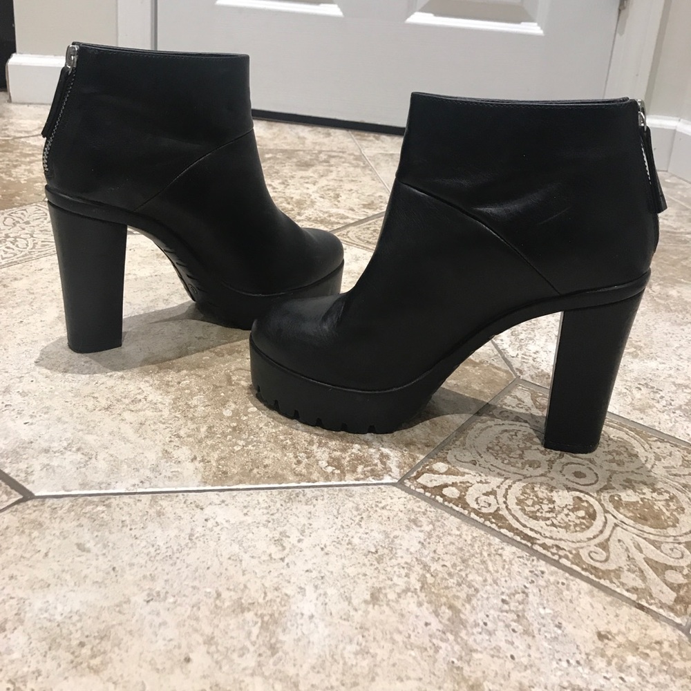 BullBoxer faux leather booties