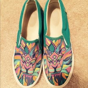 Bucket feet Lion Face Slip-on Sneaker Size 6.5