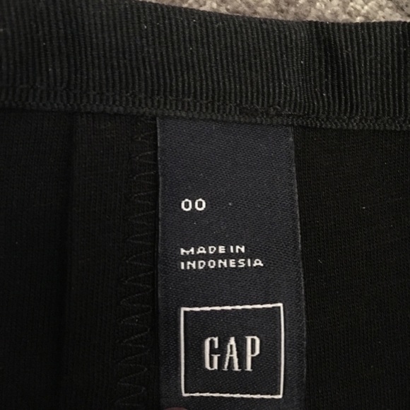 Floral black on red printed skirt - Picture 2 of 3