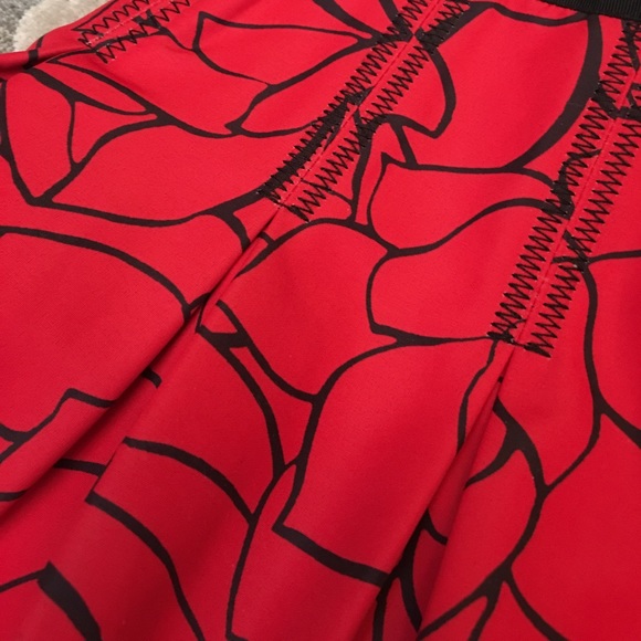 Floral black on red printed skirt - Picture 3 of 3