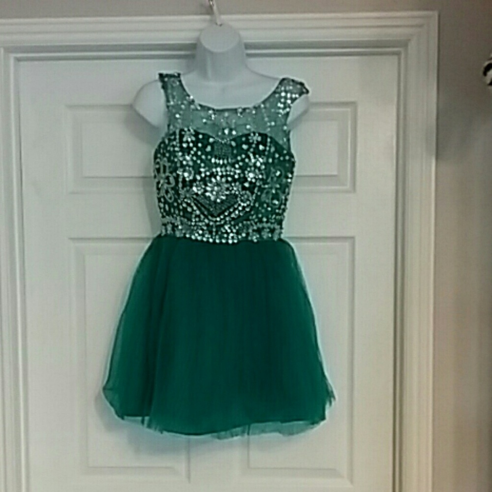 Merle size 6 homecoming dress