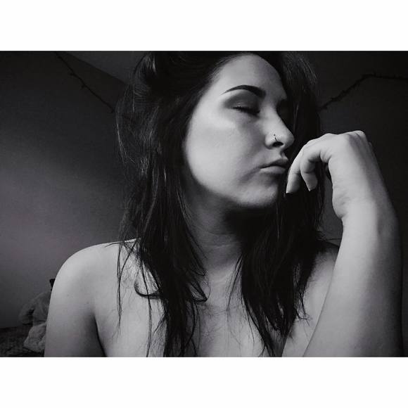 Meet your Posher, Courtney - Picture 1 of 1