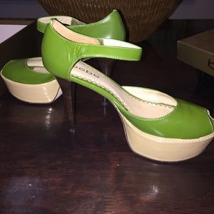 Sz 8 Women's Bebe Green Leather Sandal Sz 8 Women's Bebe Green Leather Sandal