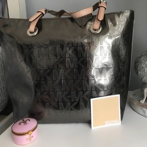 MICHAEL KORS SILVER MK PRINT BUCKET TOTE BAG MICHAEL KORS SILVER MK PRINT BUCKET TOTE BAG
