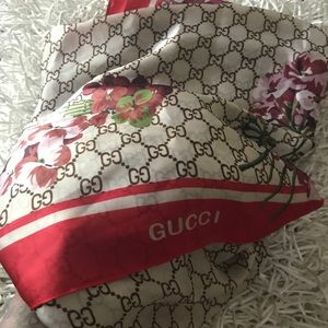 NWOT Authentic GG (Gucci) Blooms Print Silk Scarf