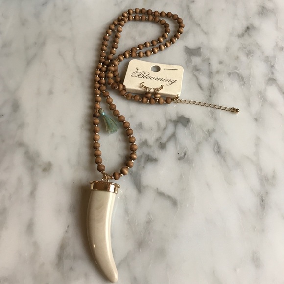 Jewelry - 🆕🎉 Beaded horn necklace with teeny blue tassel