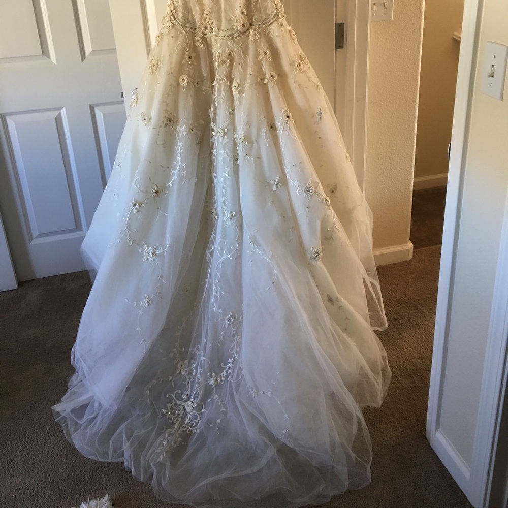 Lazaro wedding gown - Picture 4 of 8