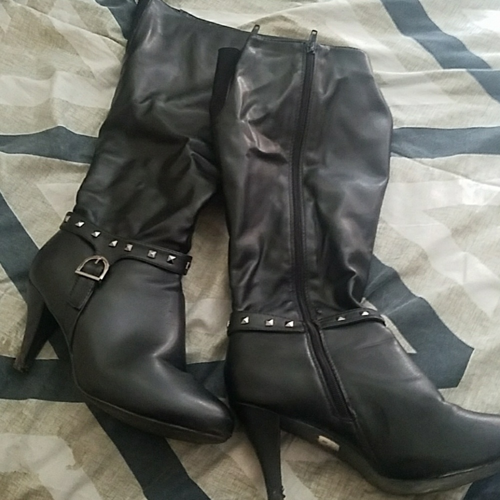 Evening boots with mini heel and wide calves