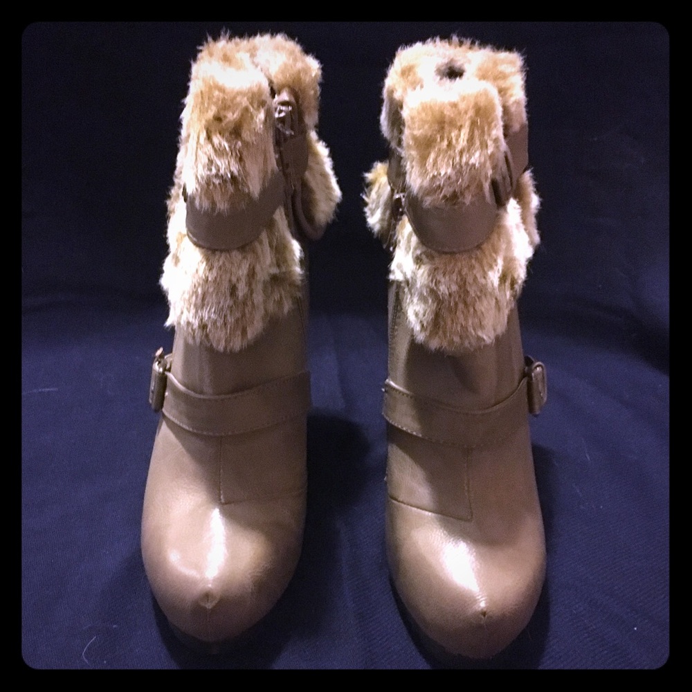 *BRAND NEW* Taupe fur trimmed high heeled Booties