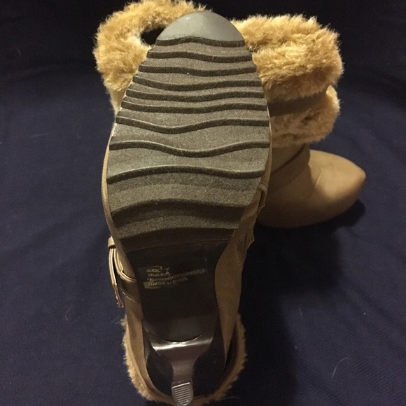 *BRAND NEW* Taupe fur trimmed high heeled Booties - Picture 4 of 4