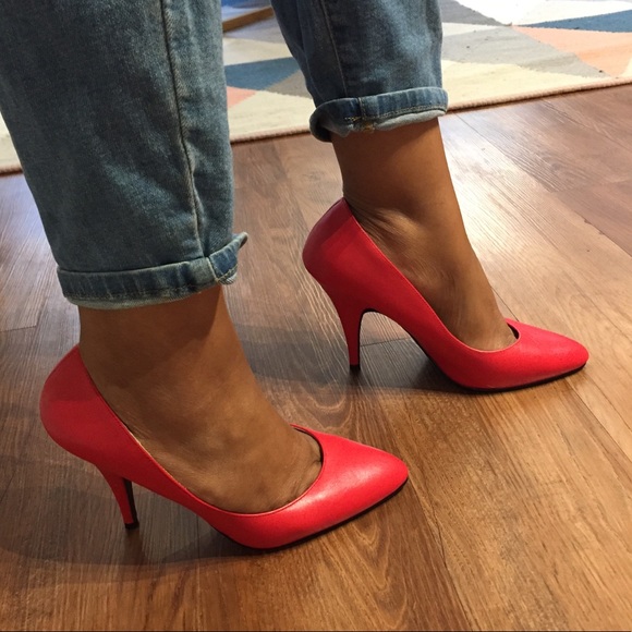 Red pumps. - Picture 3 of 5