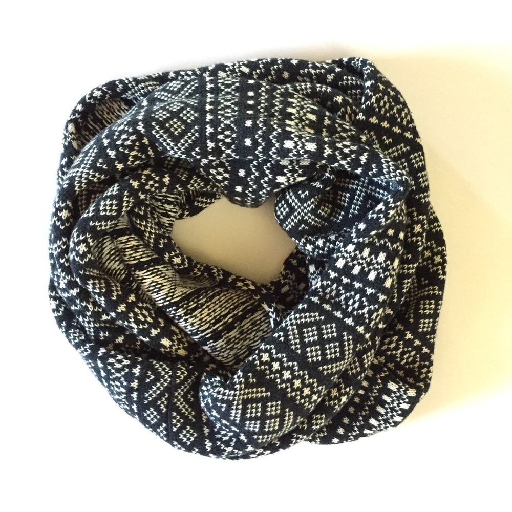 American Eagle black and white knit scarf