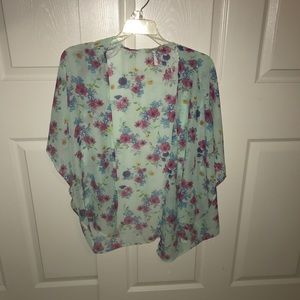 Ambiance apparel blue floral kimono, size small❤️