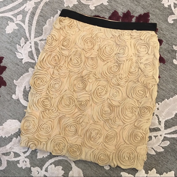 Beautiful floral textured straight skirt - Picture 1 of 4