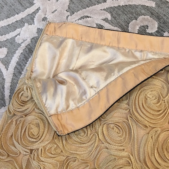 Beautiful floral textured straight skirt - Picture 2 of 4