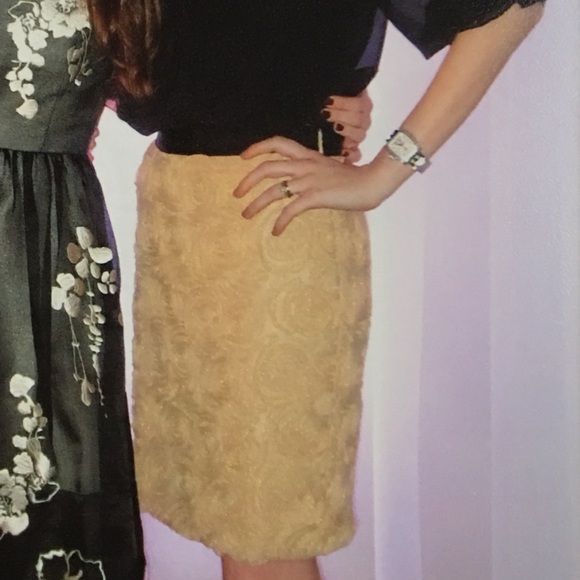 Beautiful floral textured straight skirt - Picture 4 of 4