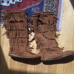 Minnetonka 5-layer Fringe Boots