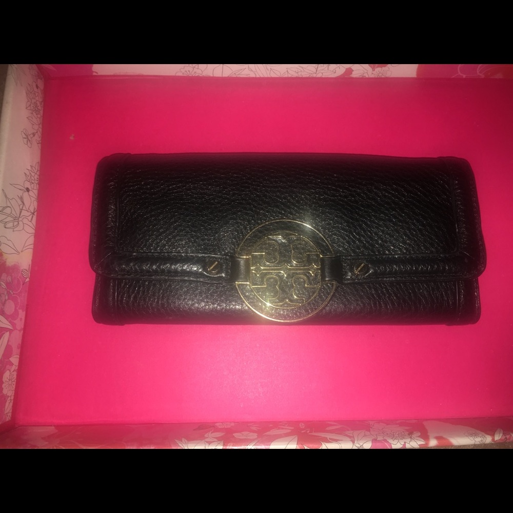 Tory Burch wallet *looks brand new*