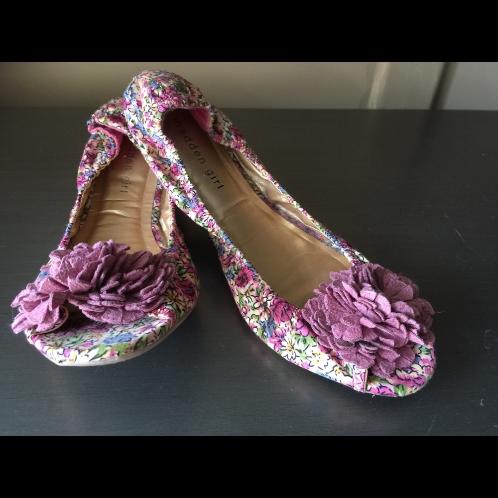 Peep toe Steve Madden floral flats