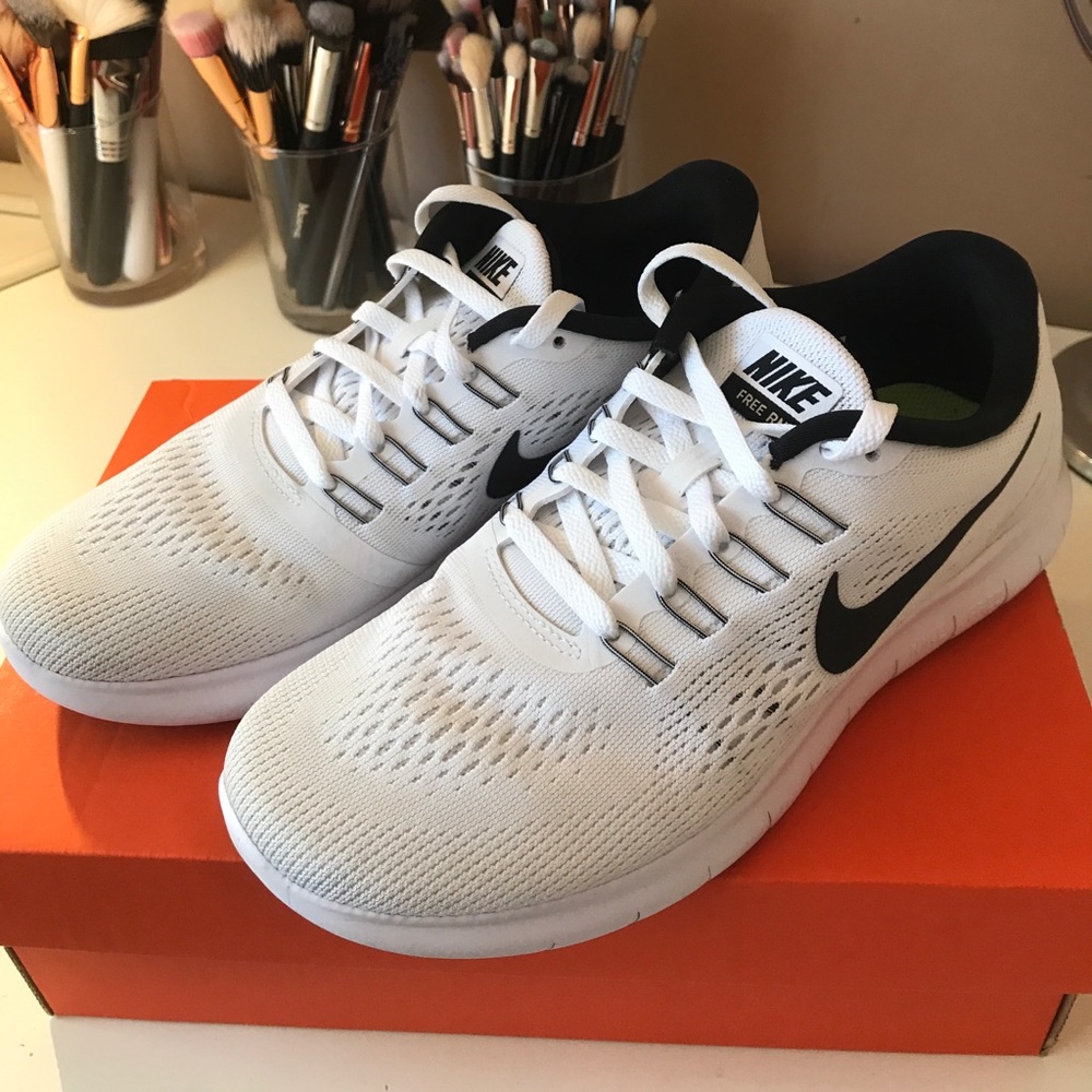 White Nike free runs