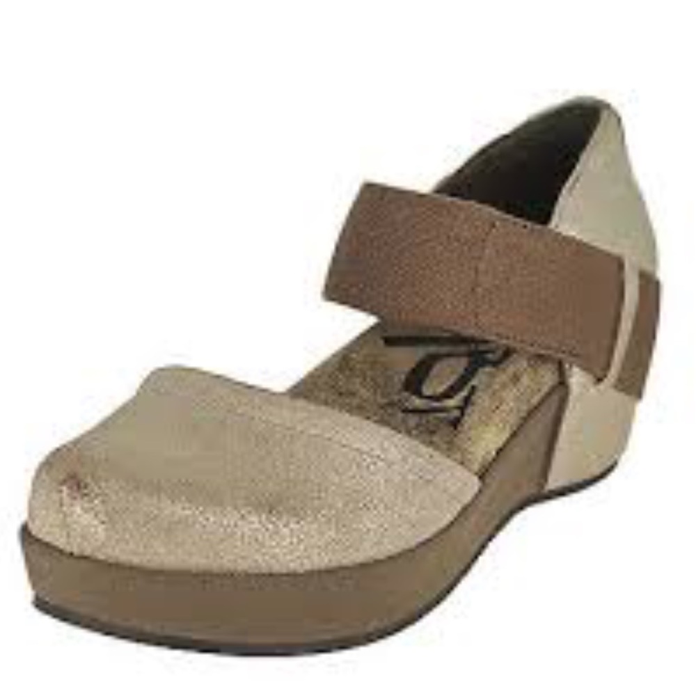 NWOT OTBT Migrant in Grey Silver, size 9