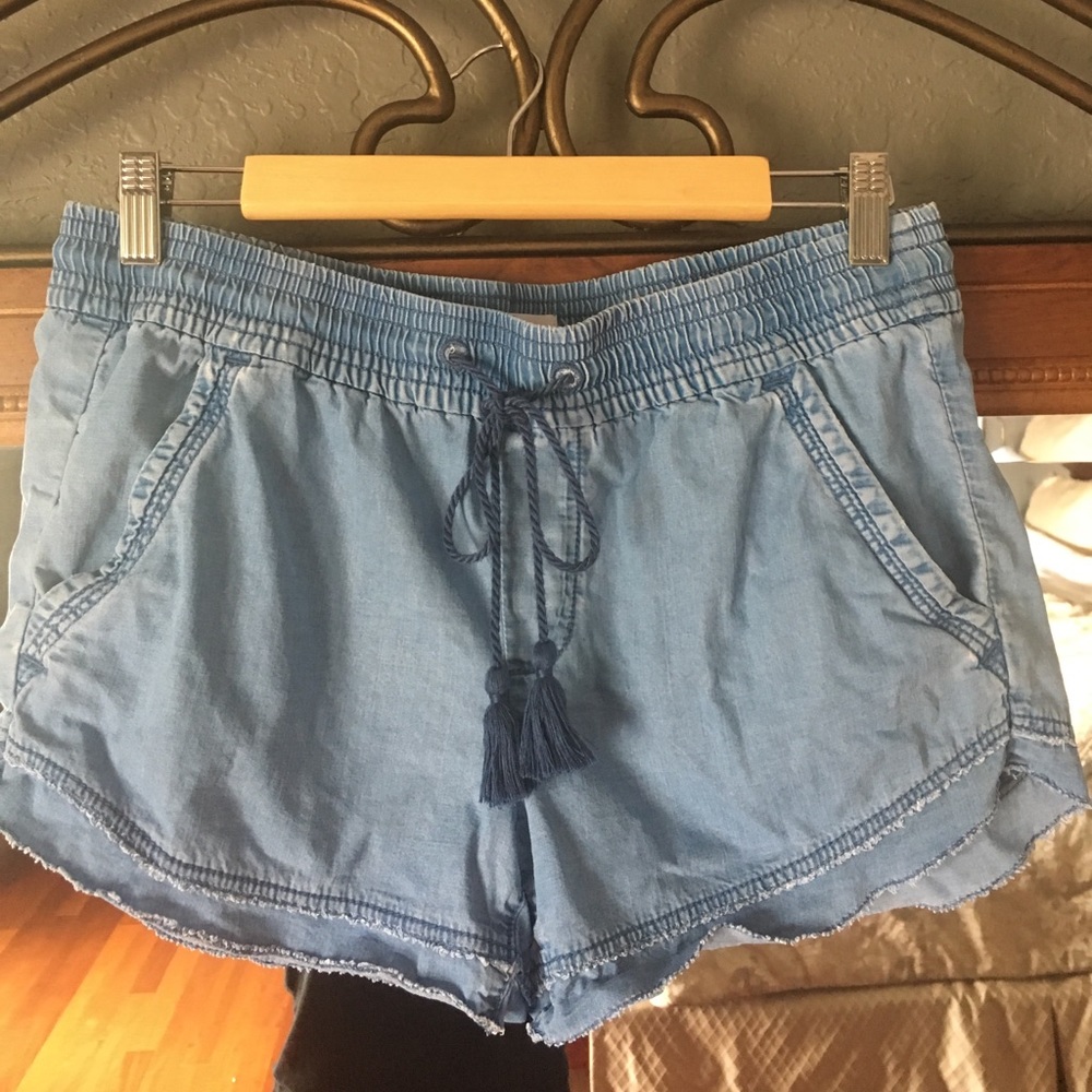 Trendy Light Wash Denim Shorts