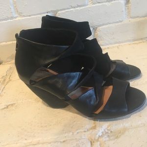 Corps Como caged wedges