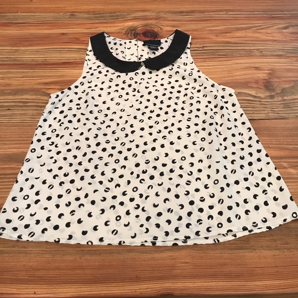 Sleeveless black and white collared blouse