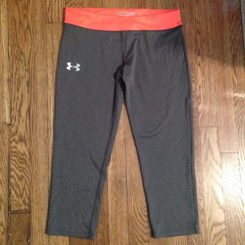 NWOT Under Armor gray capri leggings