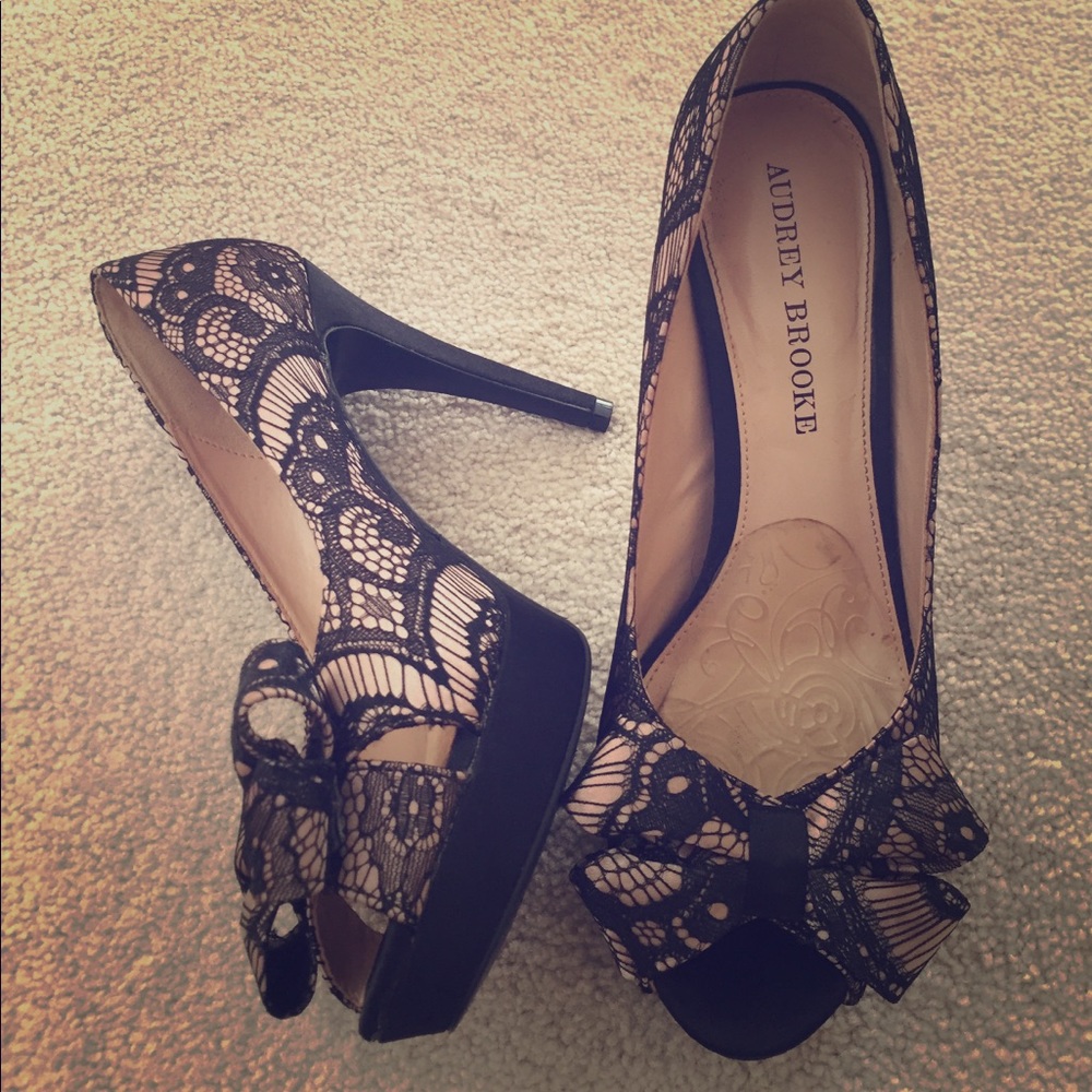 Nude/black lace bow heels
