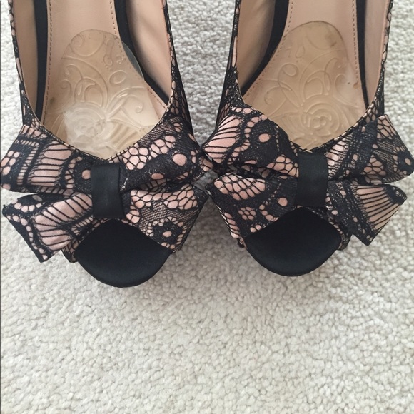 Nude/black lace bow heels - Picture 2 of 5
