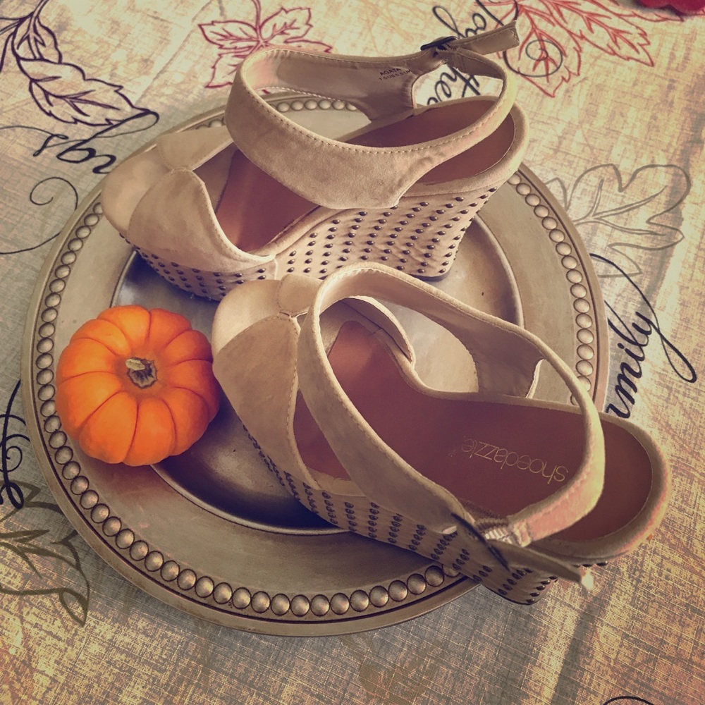 ⏰Super Chic Platform Wedges Tan Faux Suede⏰