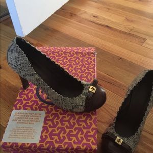 Tory Burch Grey Wood Snake Heels-Elastic Captoe Tory Burch Grey Wood Snake Heels-Elastic Captoe