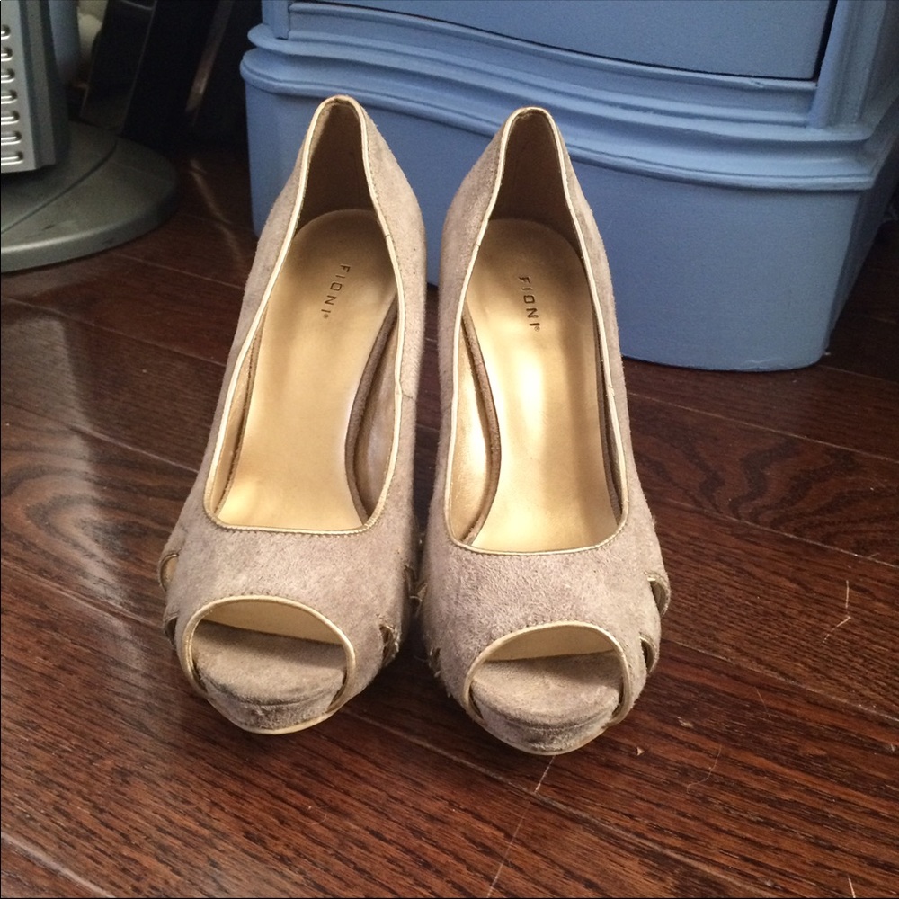 Peep toe nude heels