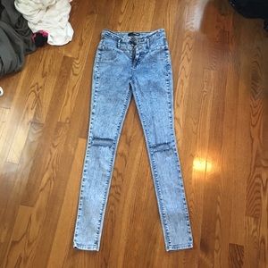 Acid washed high wasted jeans
