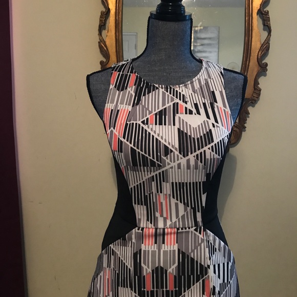 Pocket dress with geometric features - Picture 2 of 7