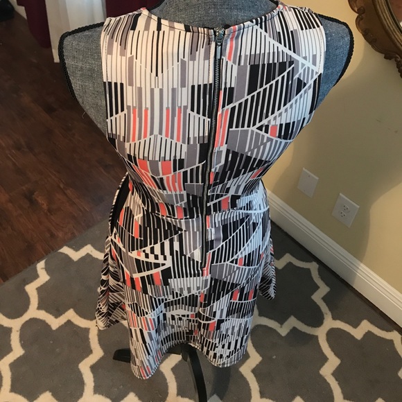 Pocket dress with geometric features - Picture 5 of 7