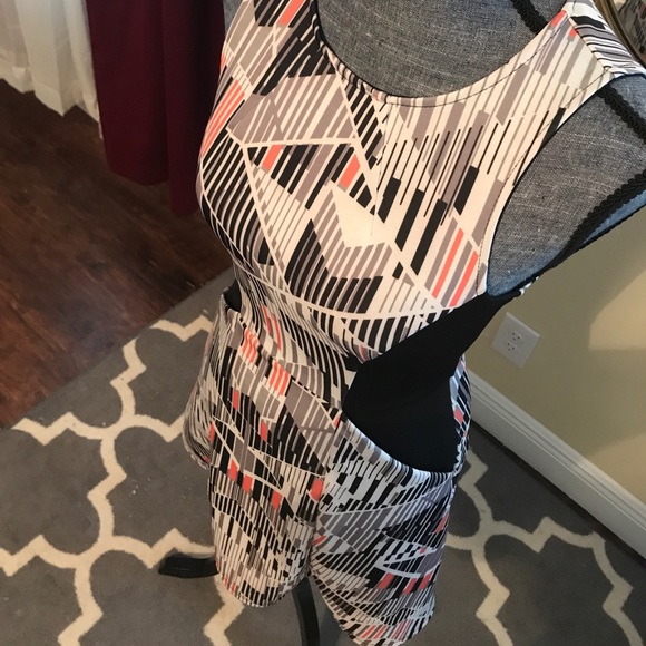 Pocket dress with geometric features - Picture 6 of 7